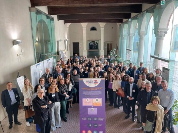 Ein Gruppenfoto der Teilnehmer*innen der Screen4Care Konferenz in Ferrara, Italien (1/2)
