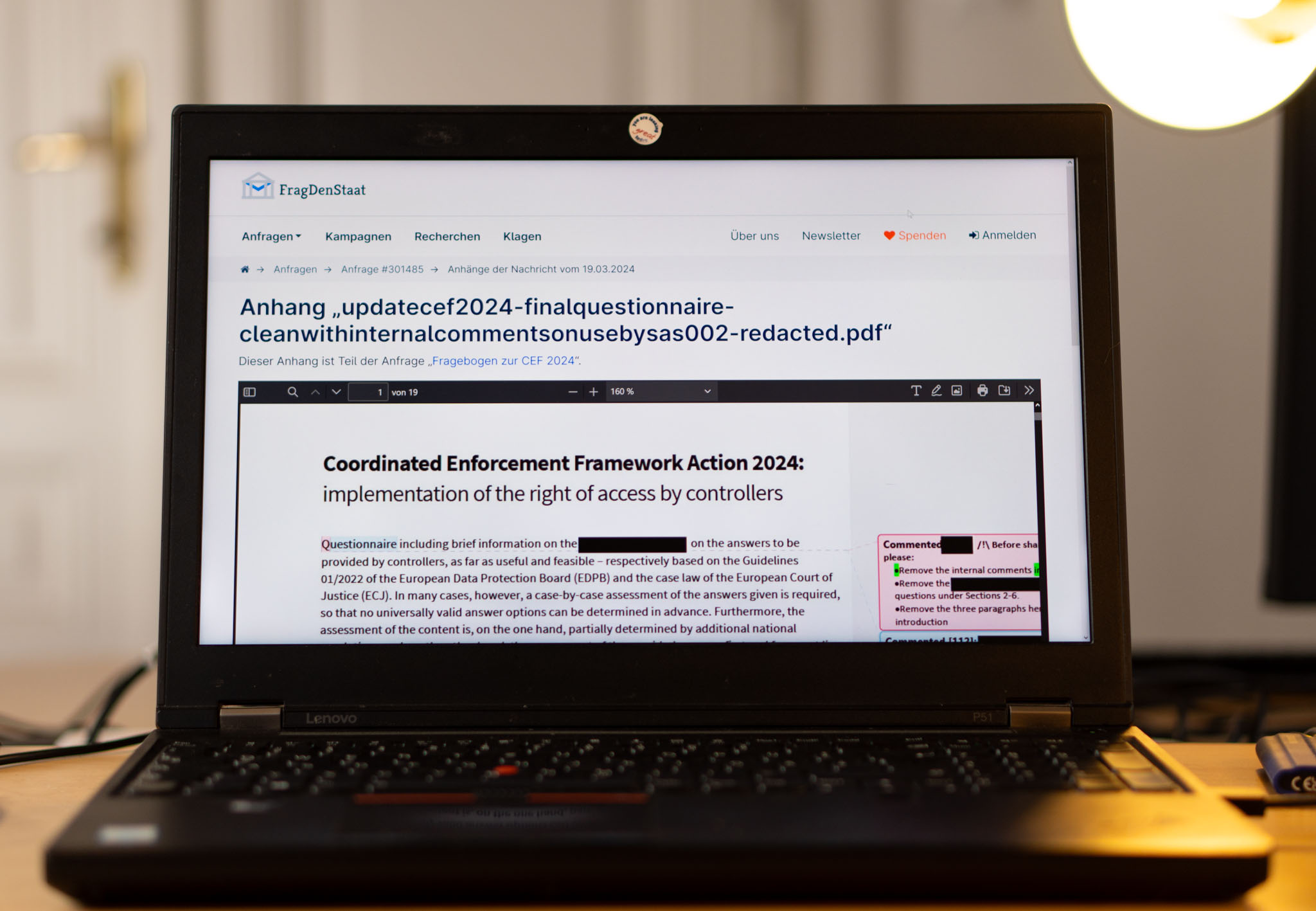 Ein Aufgeklappter Laptop zeigt die Anfrage auf Fragdenstaat.de und die Antwort, die einen geschwärzten Fragebogen enthält