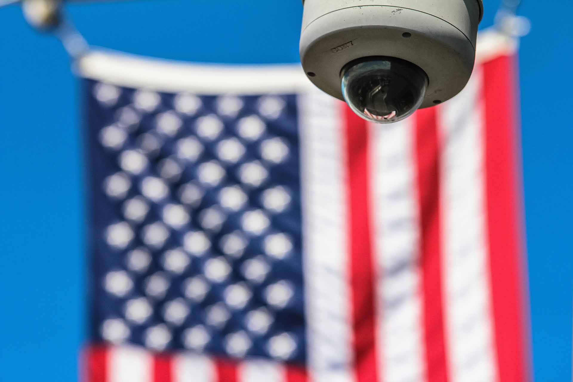 Eine Überwachungskamera vor einer USA Flagge