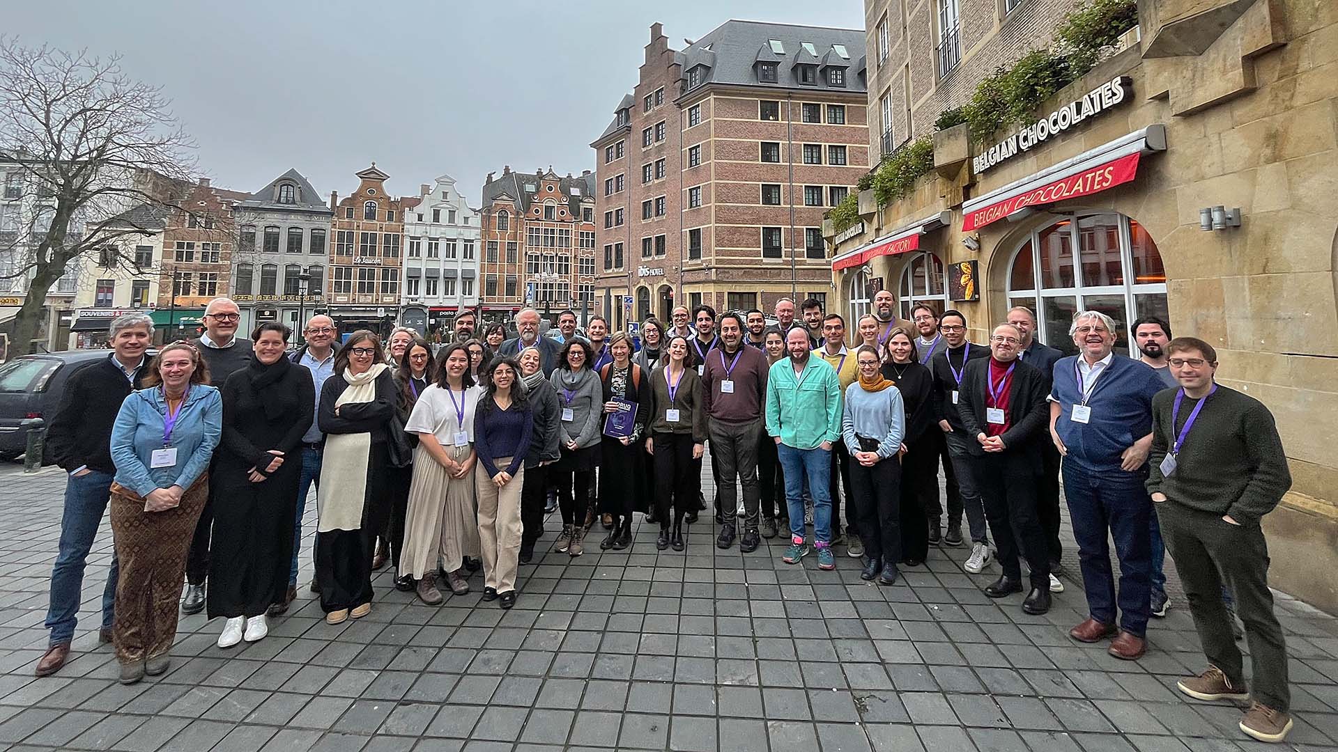 Ein Gruppenfoto der Repo4EU General Assembly Teilnehmer*innen in Brüssel auf einem Platz stehend. Foto Copyright REPO4EU