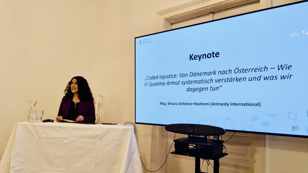 Mag. Shoura Zehetner-Hashemi (Geschäftsführerin Amnesty Internation Österreich) hält Vortrag.