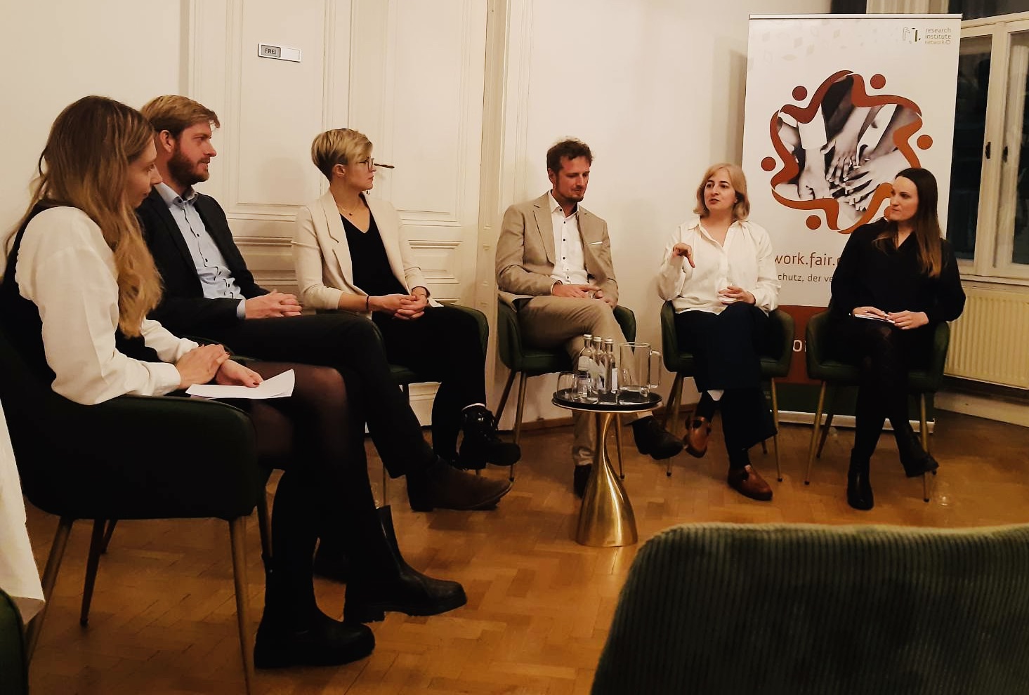 Podiumsdiskussion mit folgenden Teilnehmenden (v.l.n.r.): Dr. Madeleine Müller, BA, MU, Mag. (FH) Mathias Huter, MA (Forum Informationsfreiheit, Managing Director UNCAC Coalition), Dr. Veronika Treitl, LL.M. (WU) (Juristin, Sozialministerium, Sektion III – Konsumentenpolitik), Dr. Alexander Schindler (Deputy Head Data Science & Artificial Intelligence competence unit, AIT), Eugenia Stamboliev, PhD (Medien- und Technik- philosophin, Women in AI, Uni Wien), Dr. Mirjam Tercero (Research Institute, Senior Researcher und Senior Consultant)