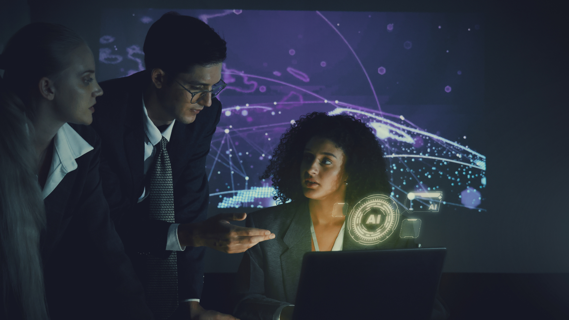 Foto von Canvas: zwei Männer und eine Frau stehen vor einem LapTop und diskutieren